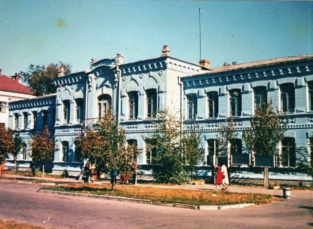 560144293_2342704256189401_8686941455082792285_n Будівля в 1990-х роках