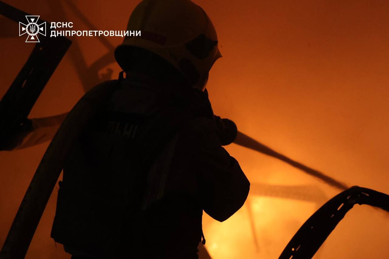 photo_2025-10-17_08-27-50 Внаслідок атаки на Кривий Ріг пошкоджене підприємство. Фото: ДСНС