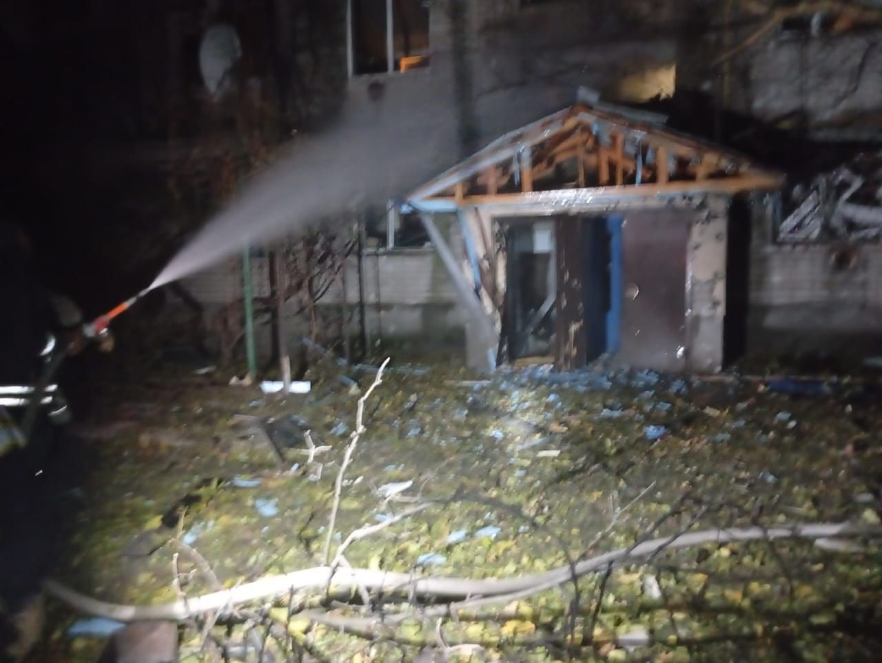 Дроны ударили по Днепропетровщине: горели многоэтажка и магазины