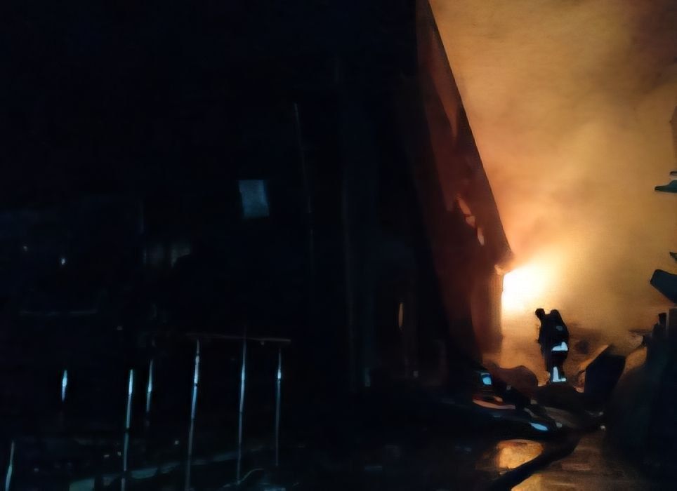 Дроны ударили по Днепропетровщине: горели многоэтажка и магазины