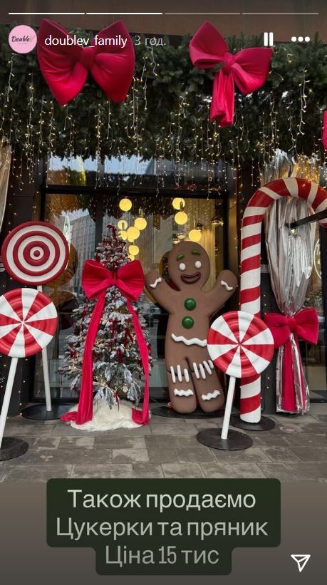 На продажу выставили декоративные сладости.