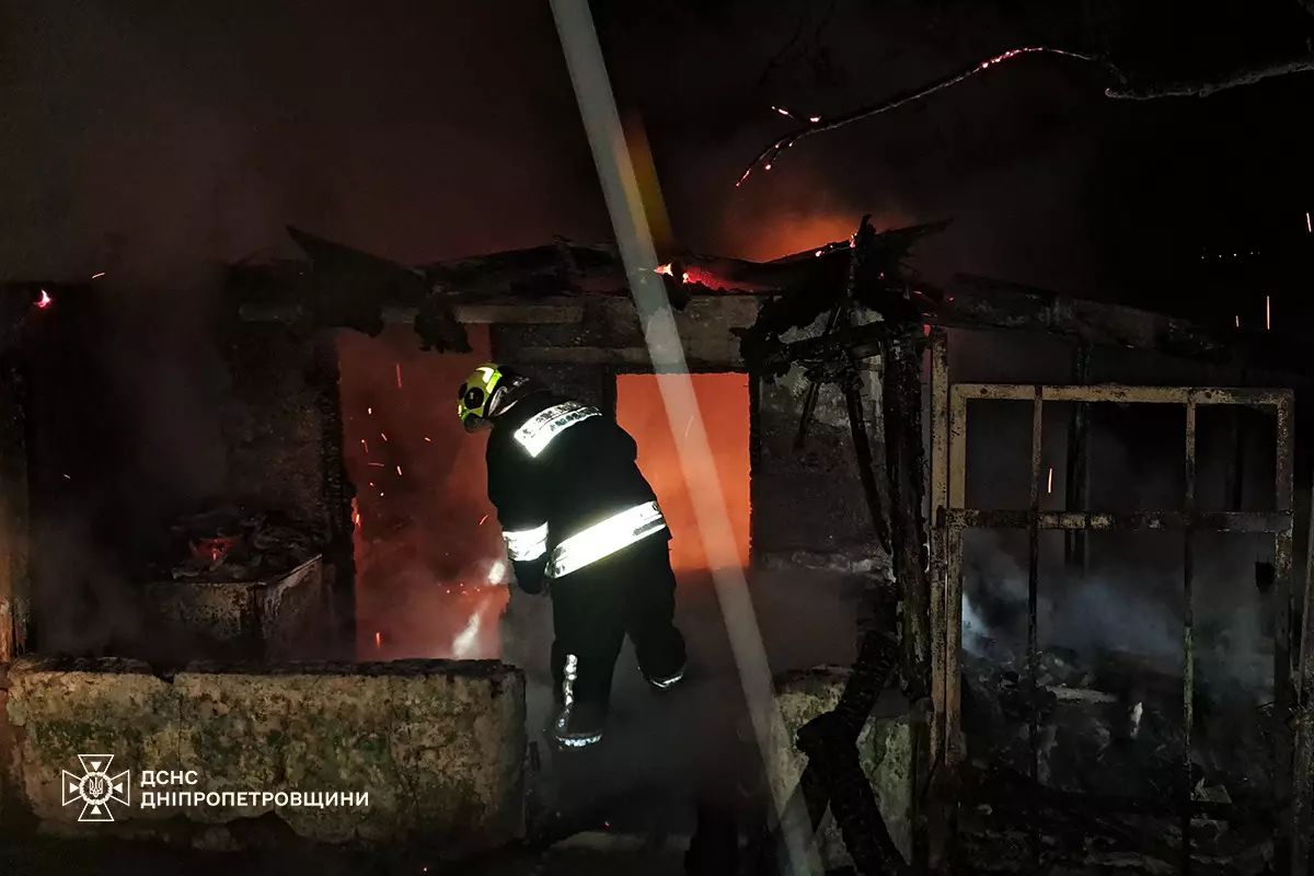 2.jpg Спасатели тушили пожар в доме. Фото: ГСЧС