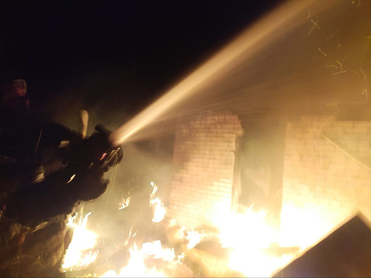 Пожежа У Нікопольському районі горів будинок після обстрілу. Фото: ДніпроОВА
