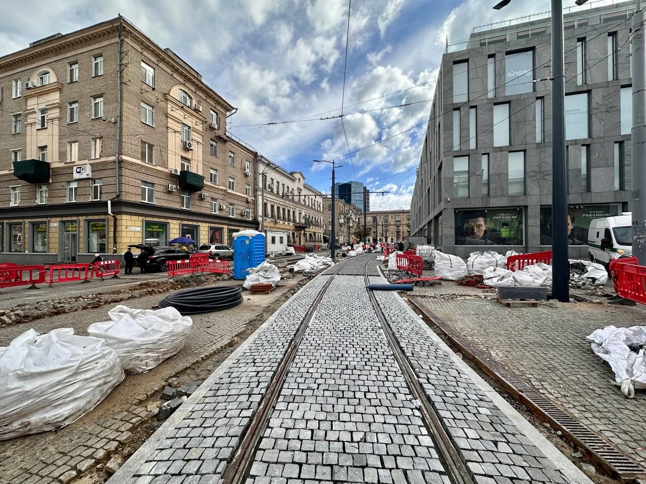 фото_29.10.2025_33.13.19 Кладут брусчатку