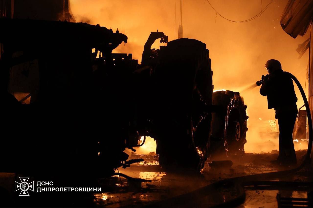 Масштабный пожар: в ГСЧС показали последствия вражеской атаки на Днепр