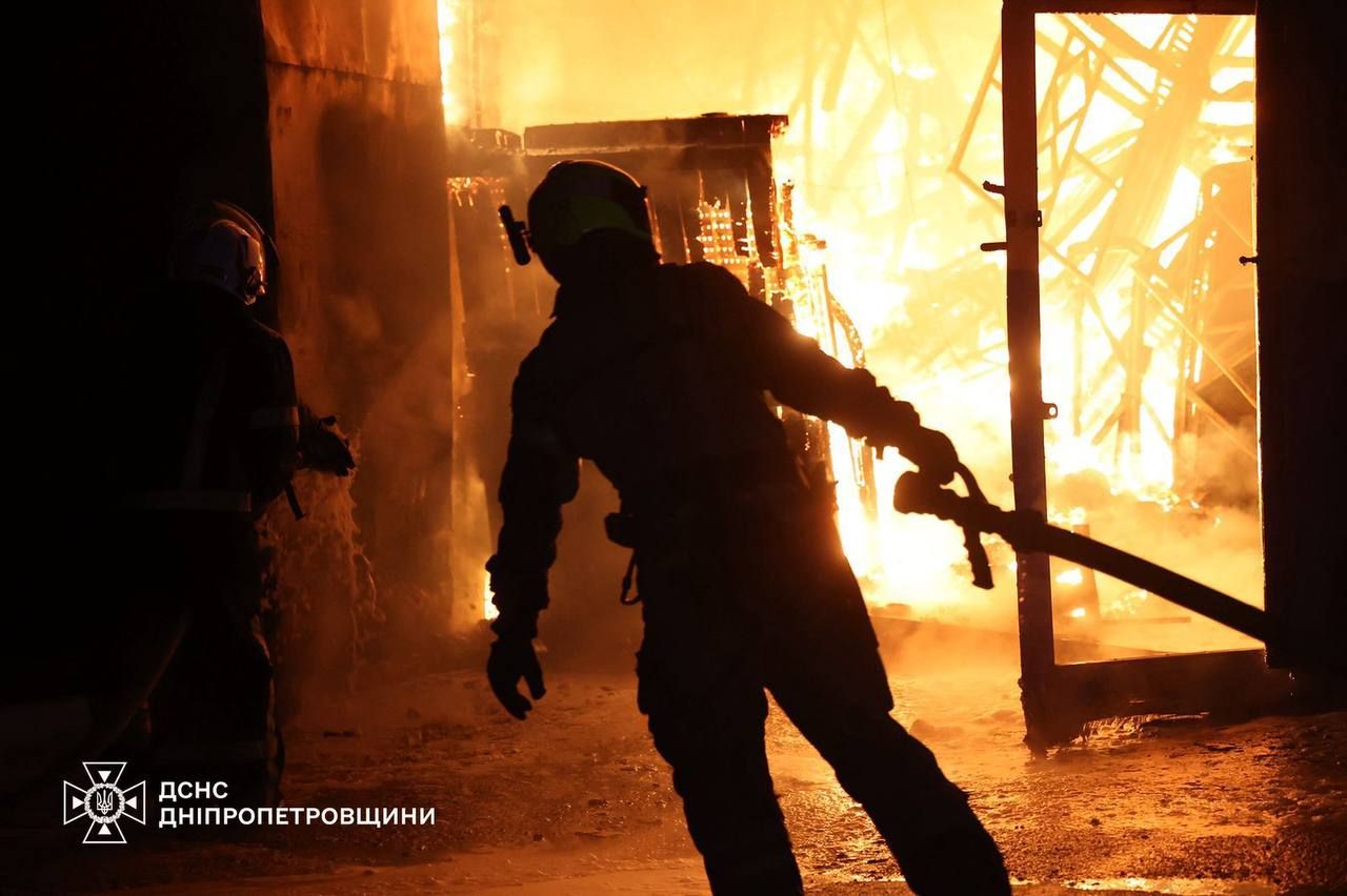 Масштабный пожар: в ГСЧС показали последствия вражеской атаки на Днепр