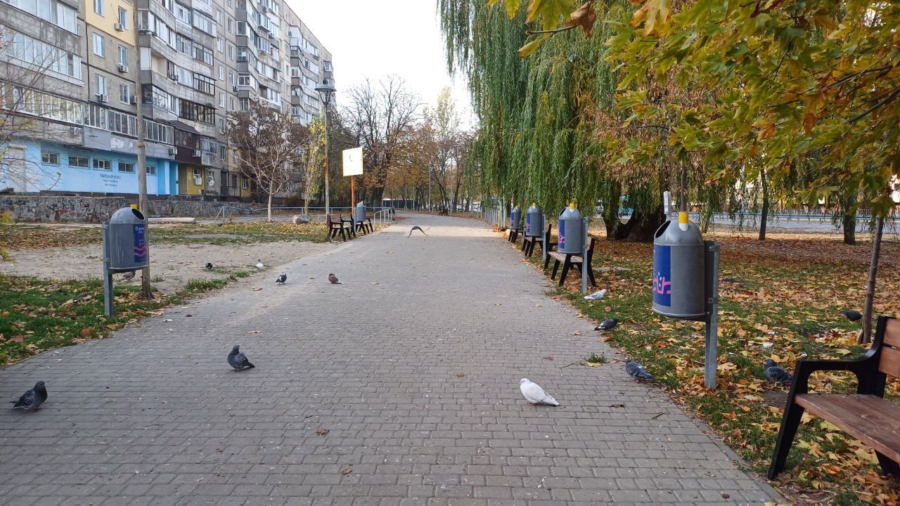 Урны стоят у каждой лавочки