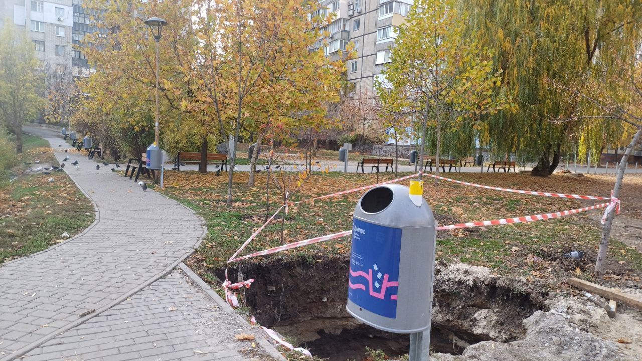 В сквере вырыли яму под будущий бак