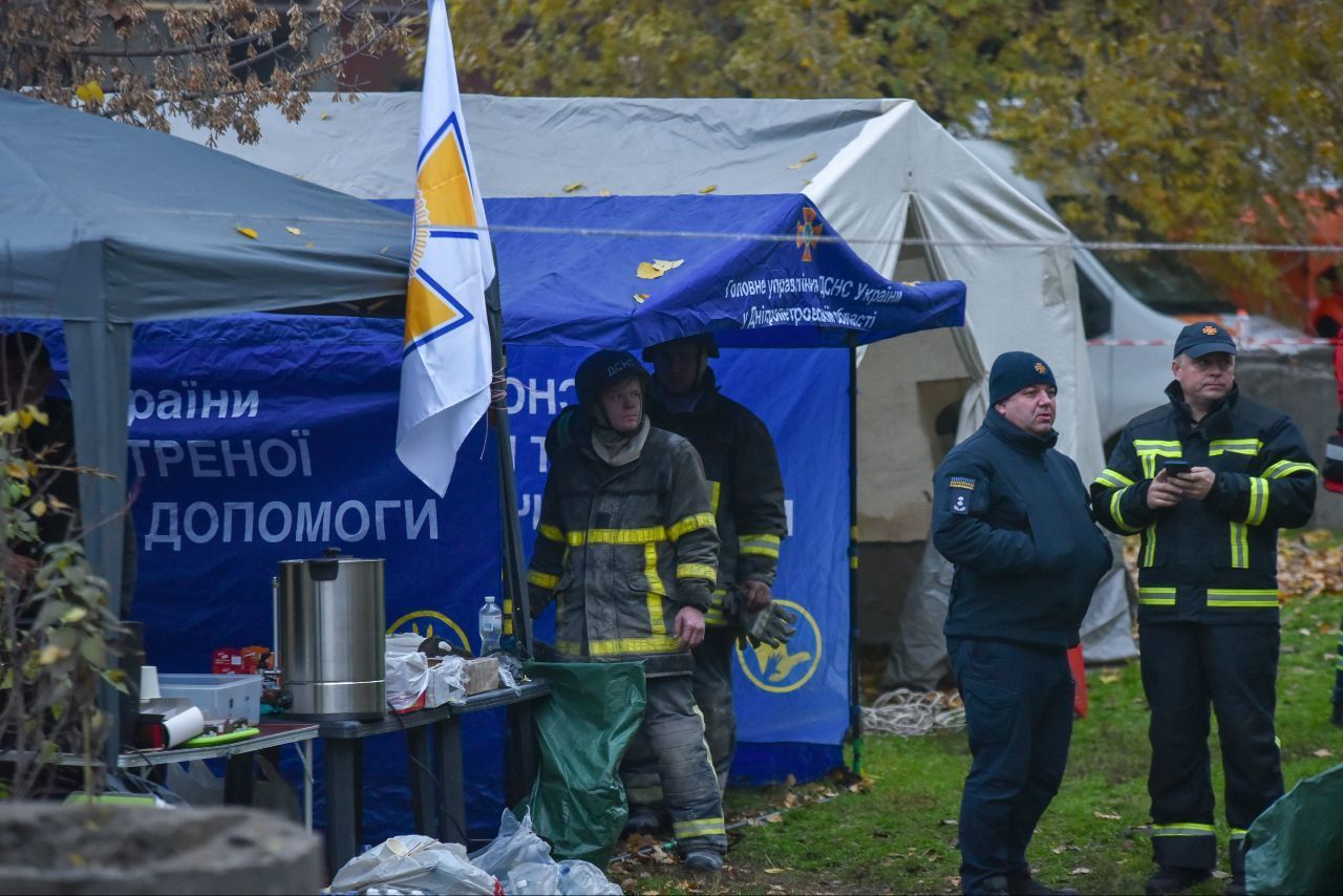 Палатка спасателей рядом с местом удара