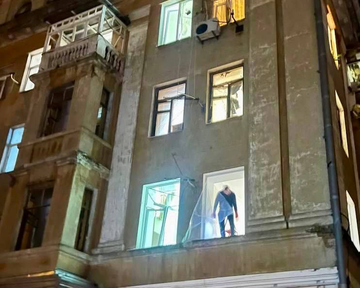 1 В доме выбито 100 окон