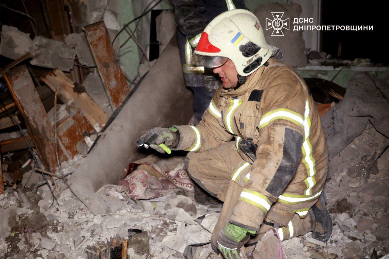 Спасатели с ночи разбирают завалы