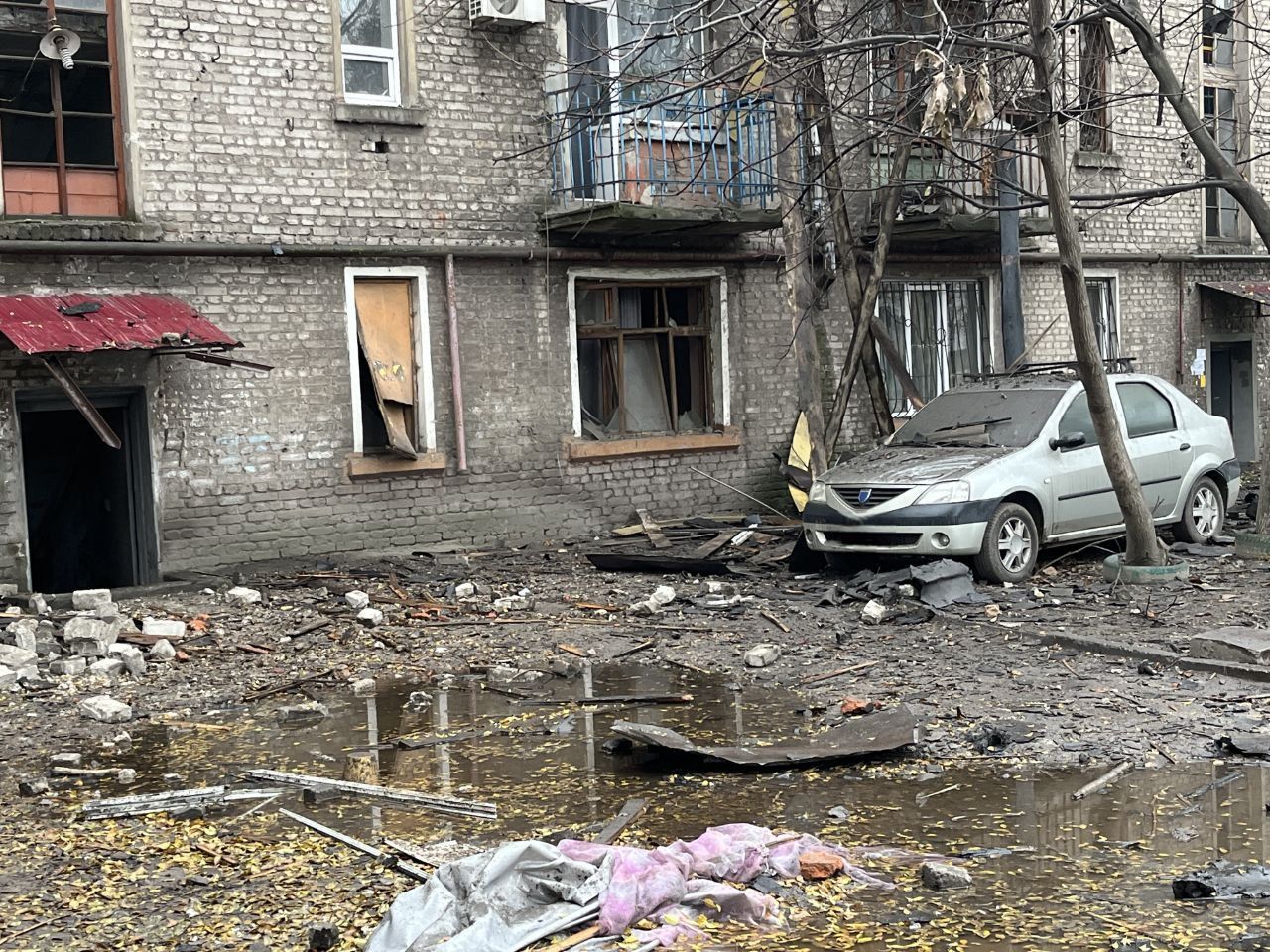 Поврежденный из-за обстрелов дом