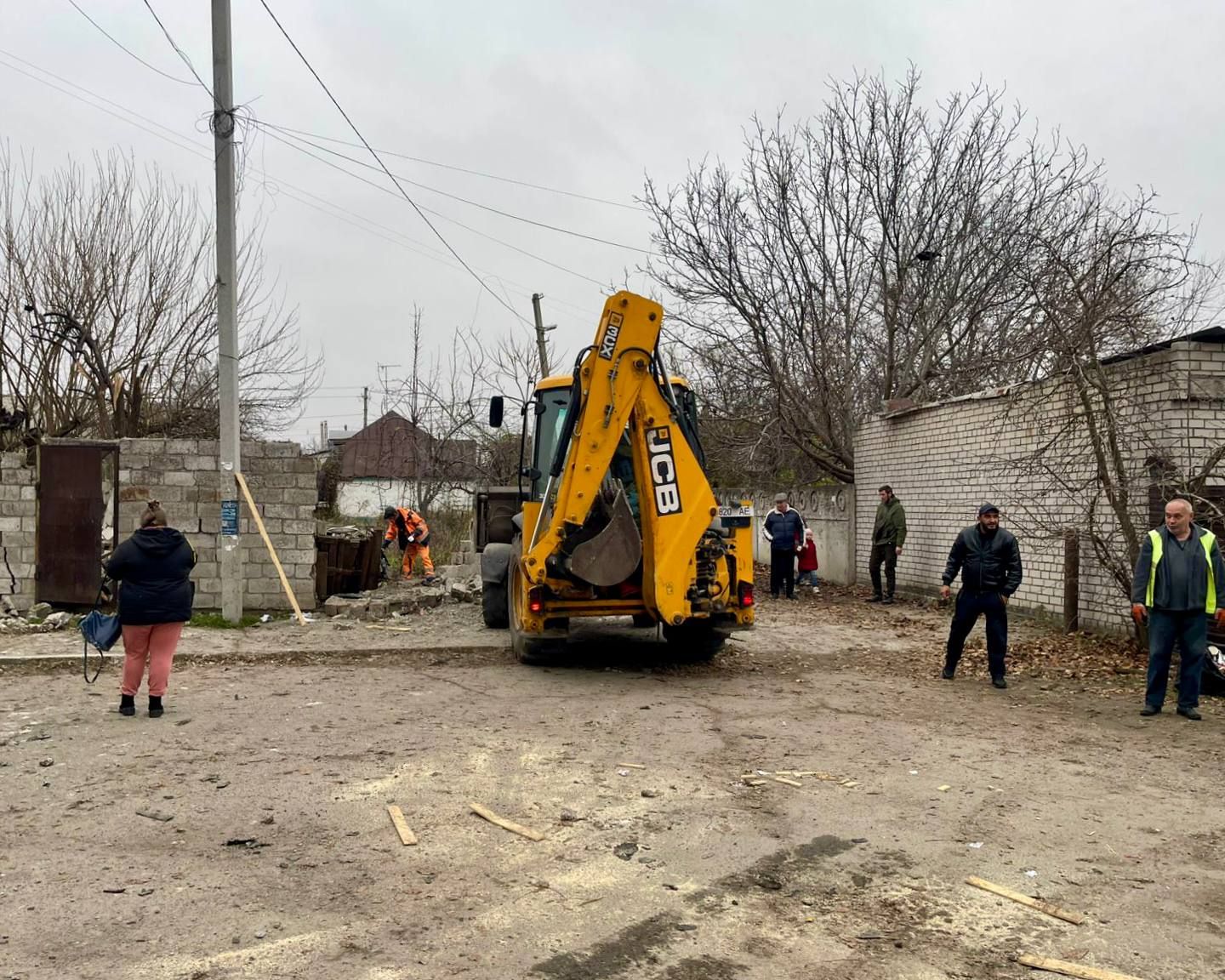 фото_2025-11-07_12-23-24 Для ликвидации последствий атаки привлекли спецтехнику