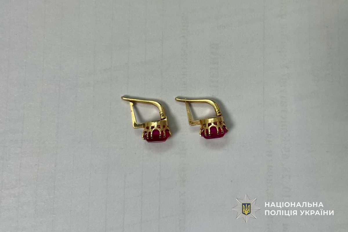 v34_7dfab69161e65a19d4b6ab9a5cf7752e Чоловік відібрав золоті прикраси. Фото: ГУНП