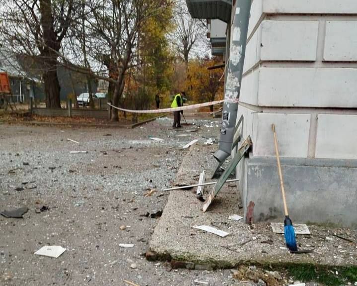 фото_2025-11-07_12-23-25 Коммунальщики убирают разбитое стекло