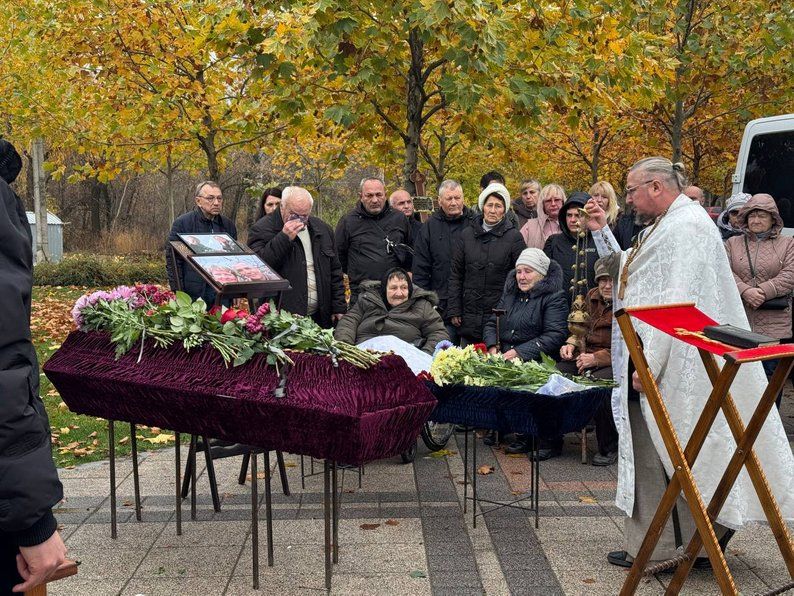 8a69093b8d543798 Прощання з Олександром та Світланою Четвертак. Фото: "Суспільне"