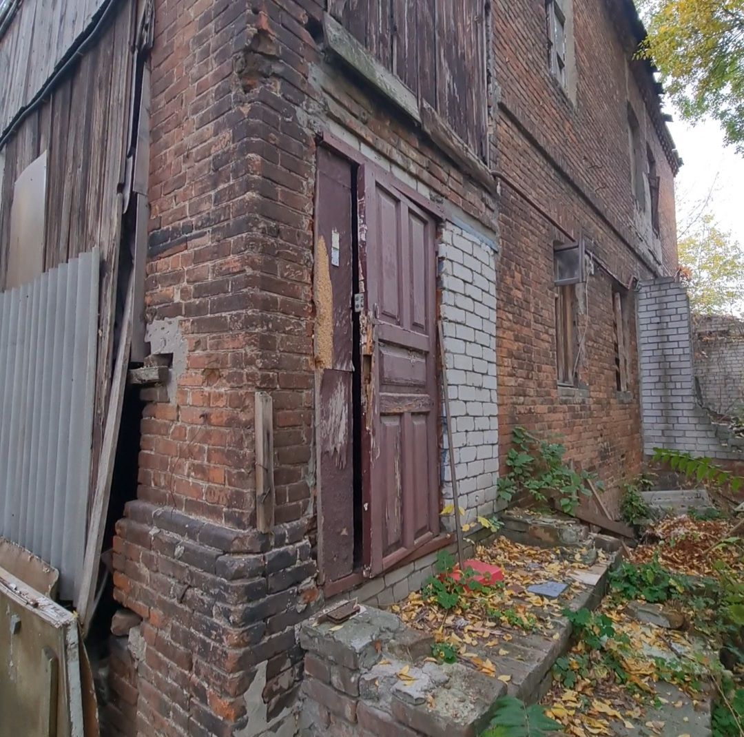 584503470_2345152395947903_2635407613722627344_n Будинок має декілька входів