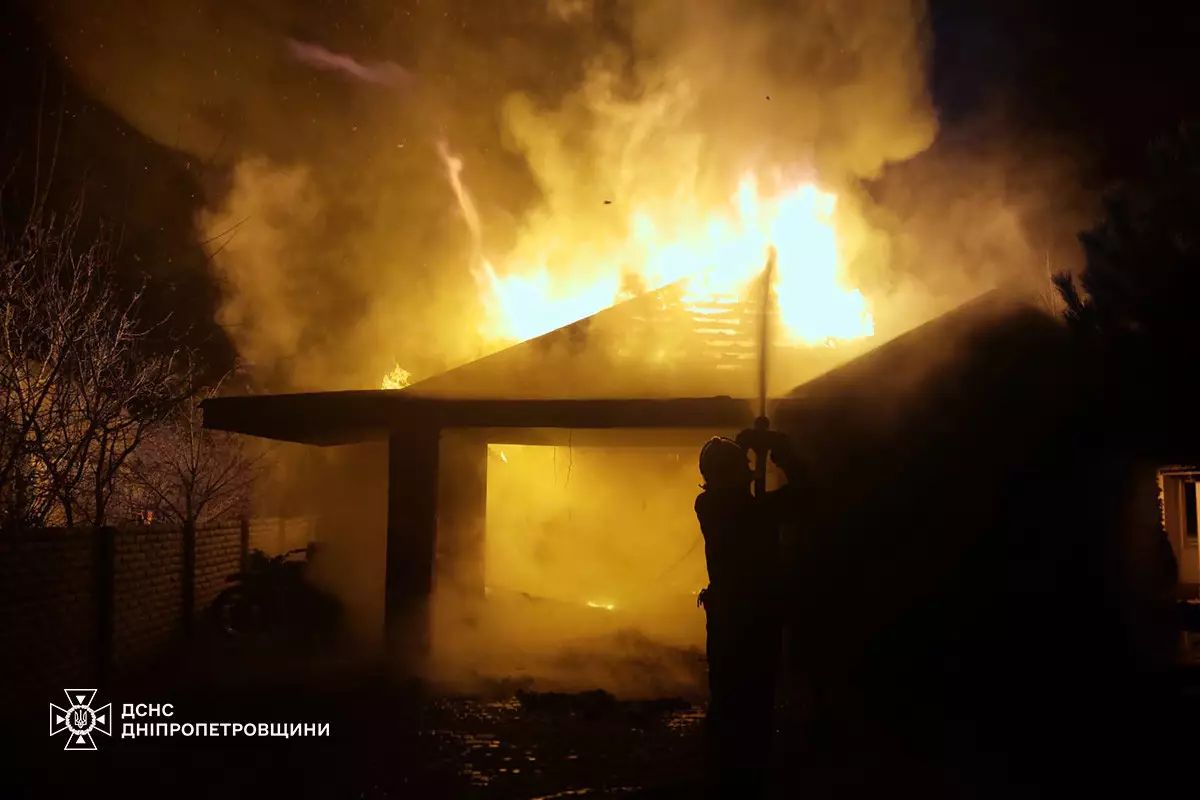 Пожежа у Дніпровському районі. Фото: ДСНС