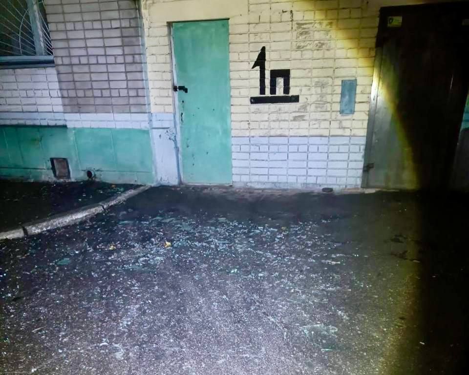 Біля будинку багато побитого скла