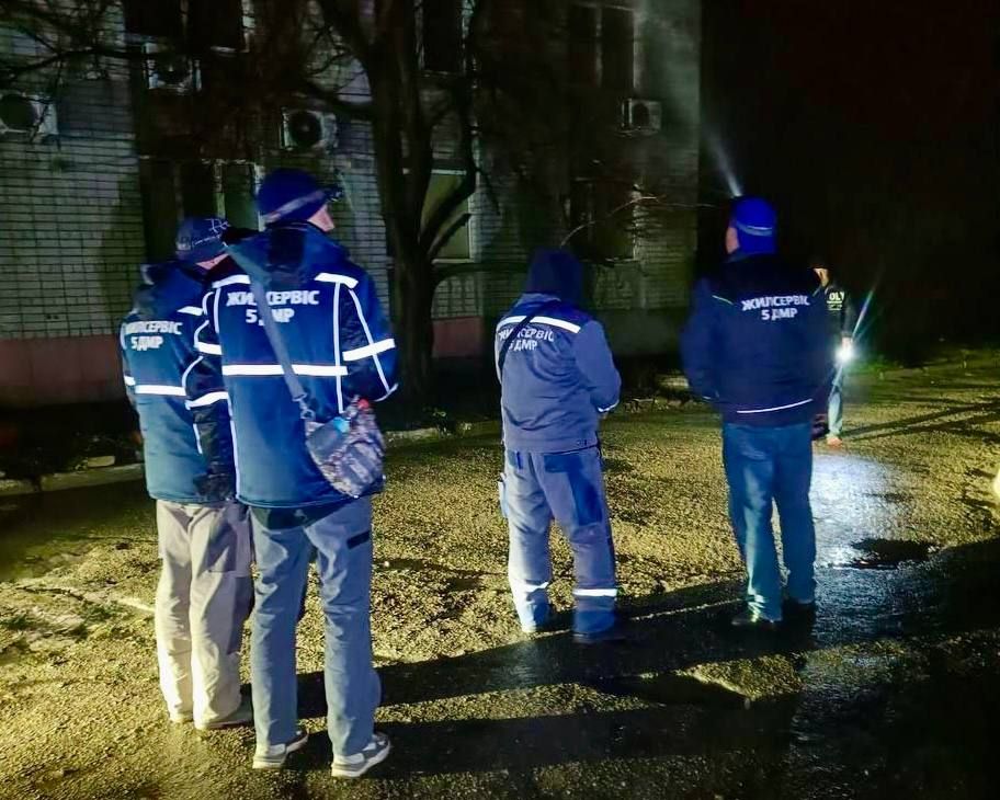 Комунальники оглядають пошкоджений будинок