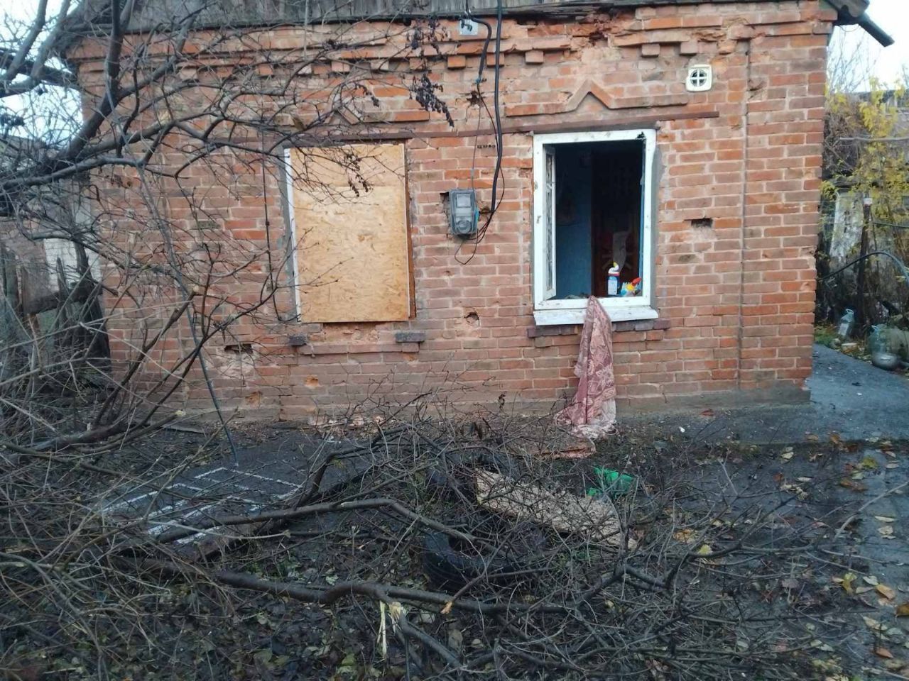 Поврежден дом в результате обстрела. Фото: ДнепрОВА