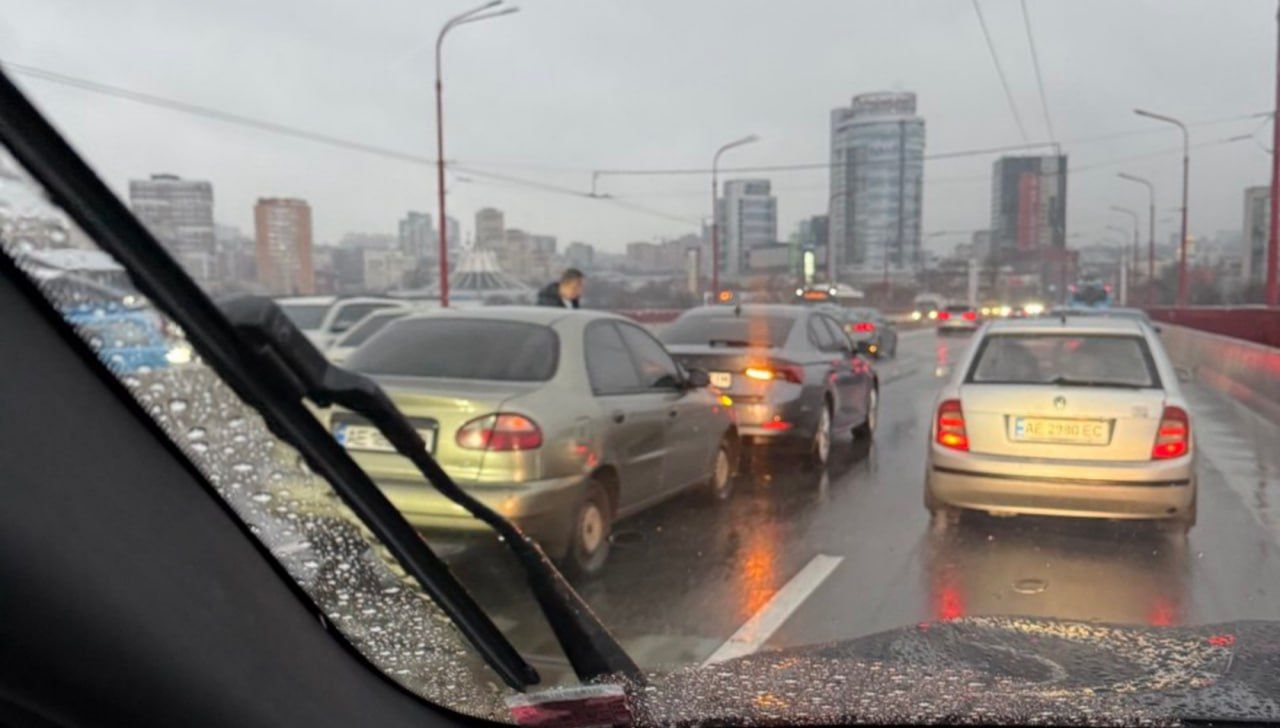 Затор через ДТП на Новому Мосту. Фото: "ДС".