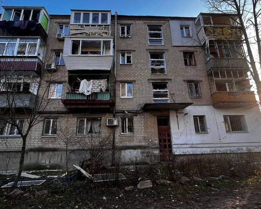 Поврежденный взрывной волной дом