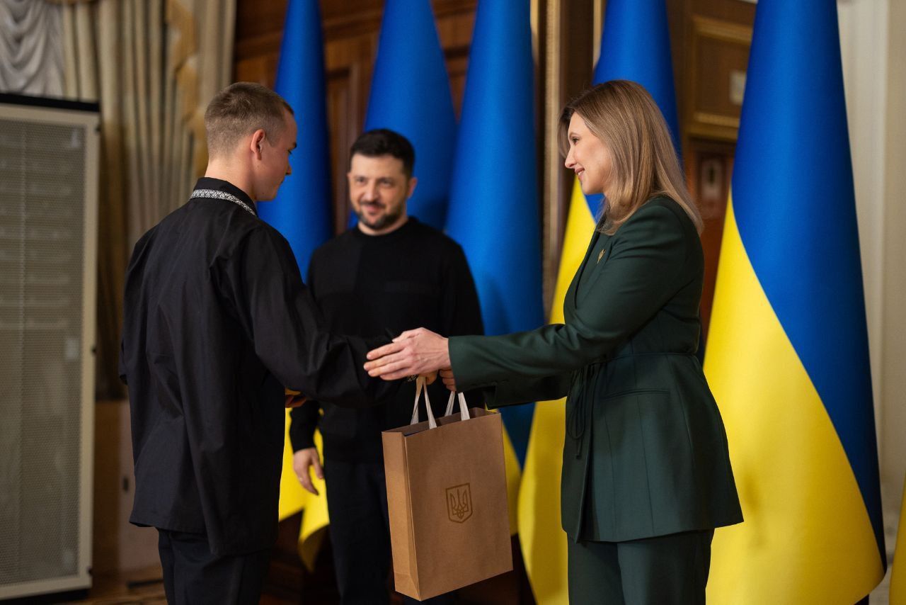 Президент наградил Артема Малошика. Фото: Марганецкий городской совет