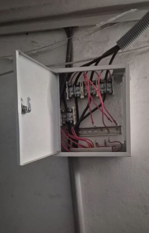 Щиток, где сняли все автоматы