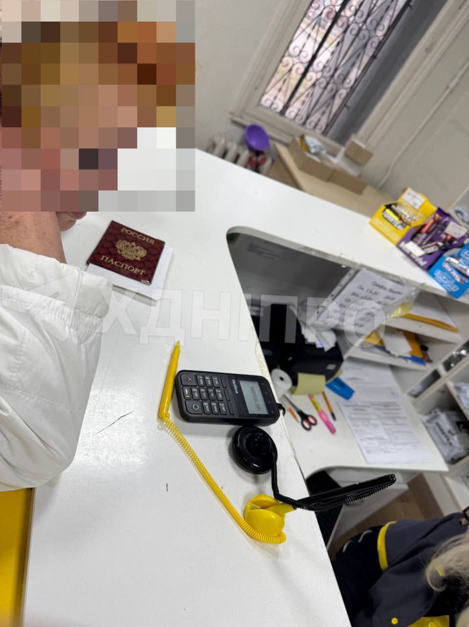 Фото жінки і паспорта