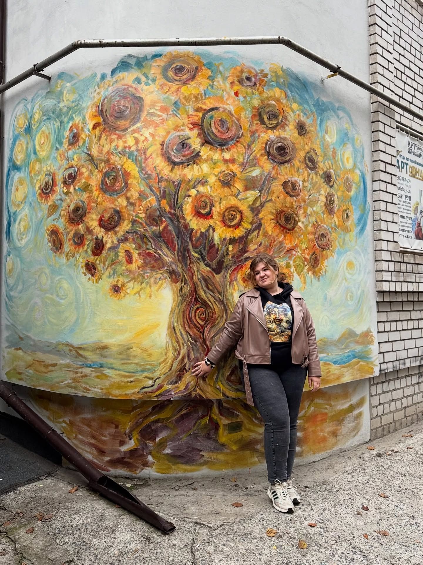 Художница Таисия Полякова рядом с муралом. Фото: Таисия Полякова