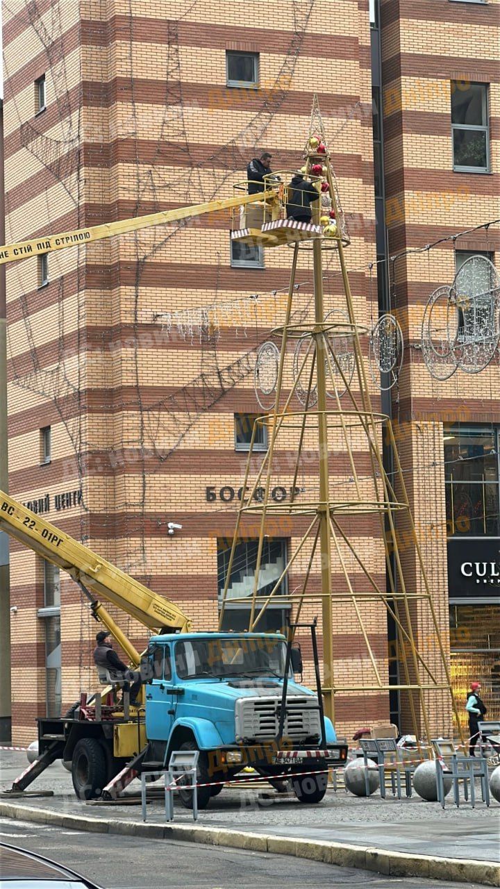 Процесс установки елки. Фото: Telegram / ДС: новости Днепр