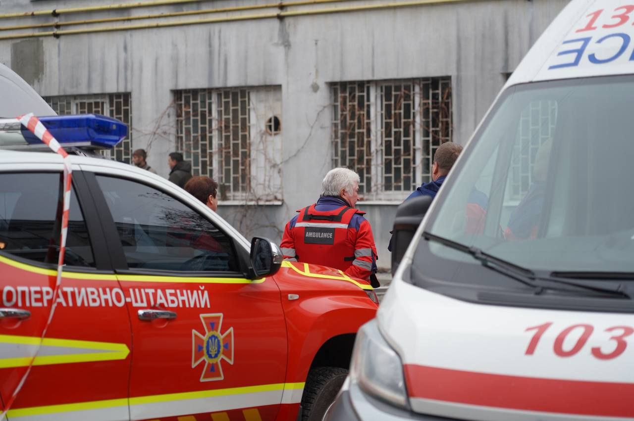 На месте работают спасатели