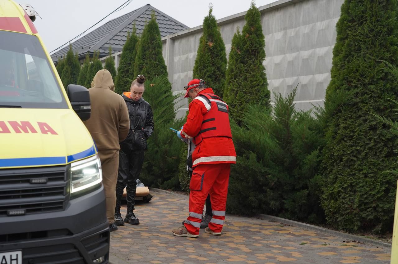 Медики оказывают помощь пострадавшим на месте атаки