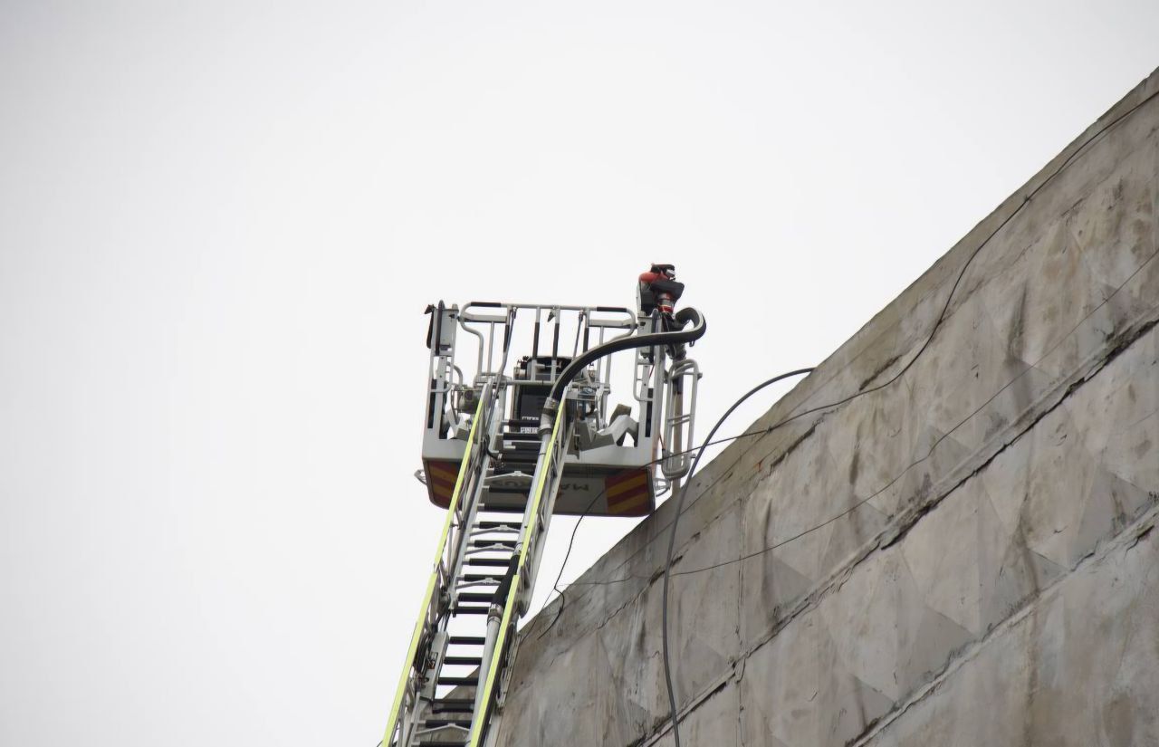 Спасатели работают на месте атаки