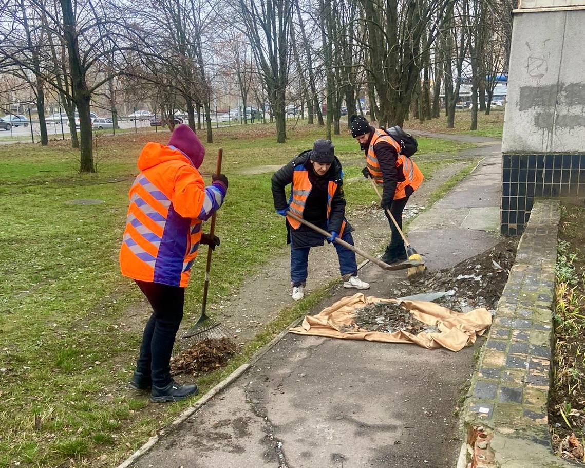 Комунальники прибирають розбите скло