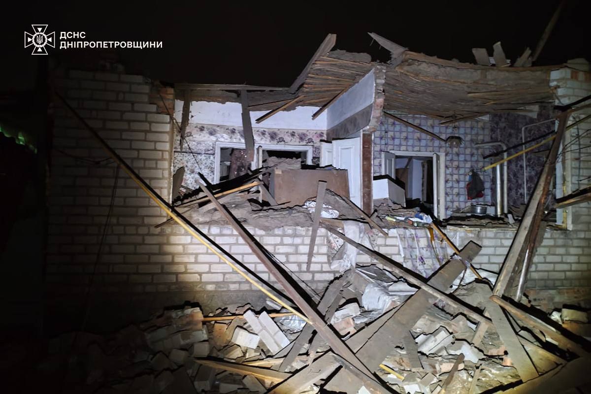Внаслідок обстрілу зруйнований будинок. Фото: ДСНС