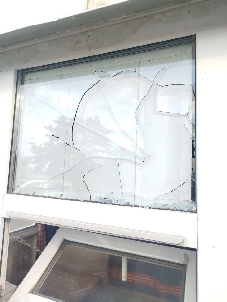 вікно Розбите хуліганами вікно