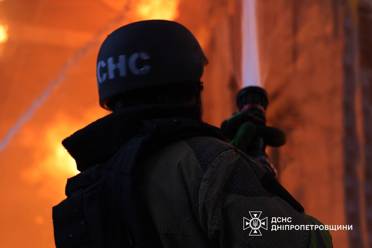 Поранено рятувальника: у ДСНС розповіли подробиці атаки на Дніпропетровщину
