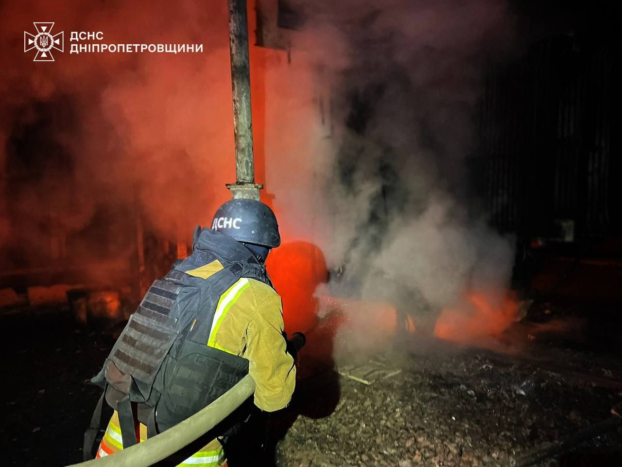Поранено рятувальника: у ДСНС розповіли подробиці атаки на Дніпропетровщину