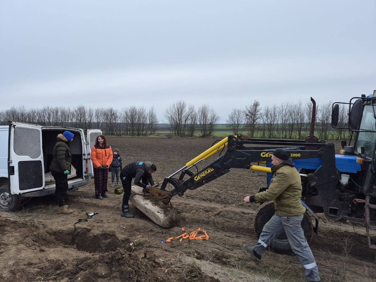 В поле под Днепром случайно обнаружили уникальную каменную стелу
