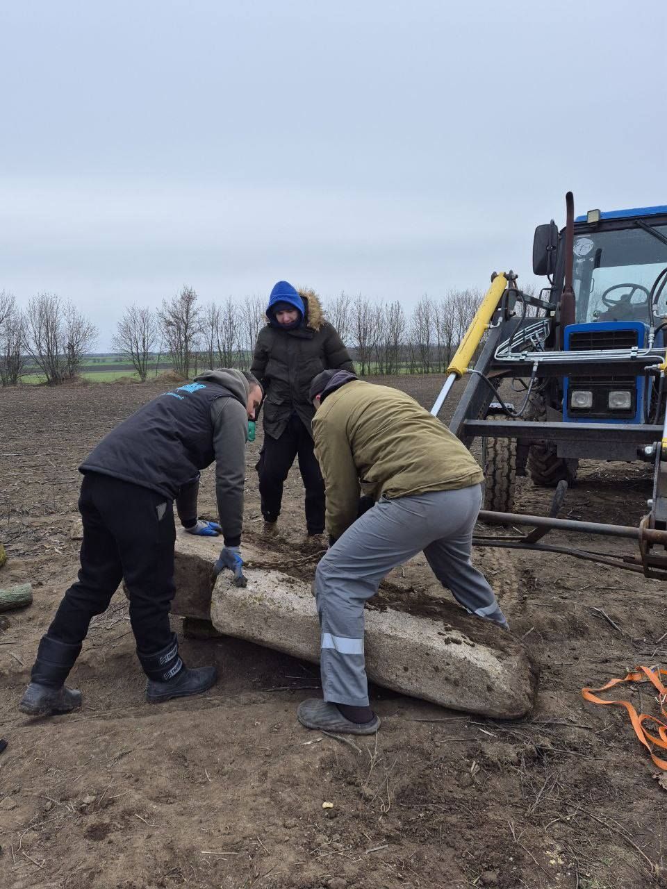 В поле под Днепром случайно обнаружили уникальную каменную стелу