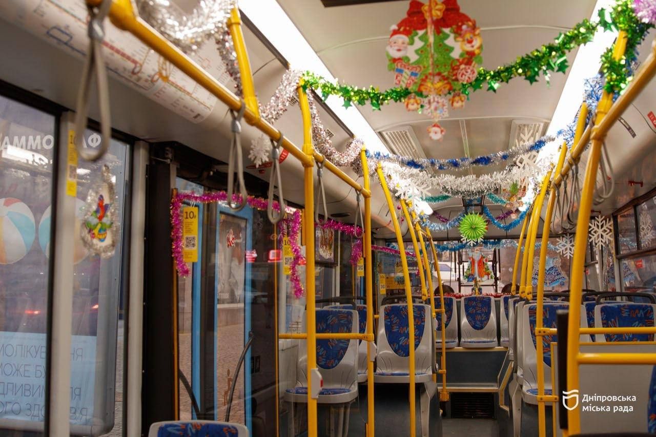 Прикрашений салон трамвая