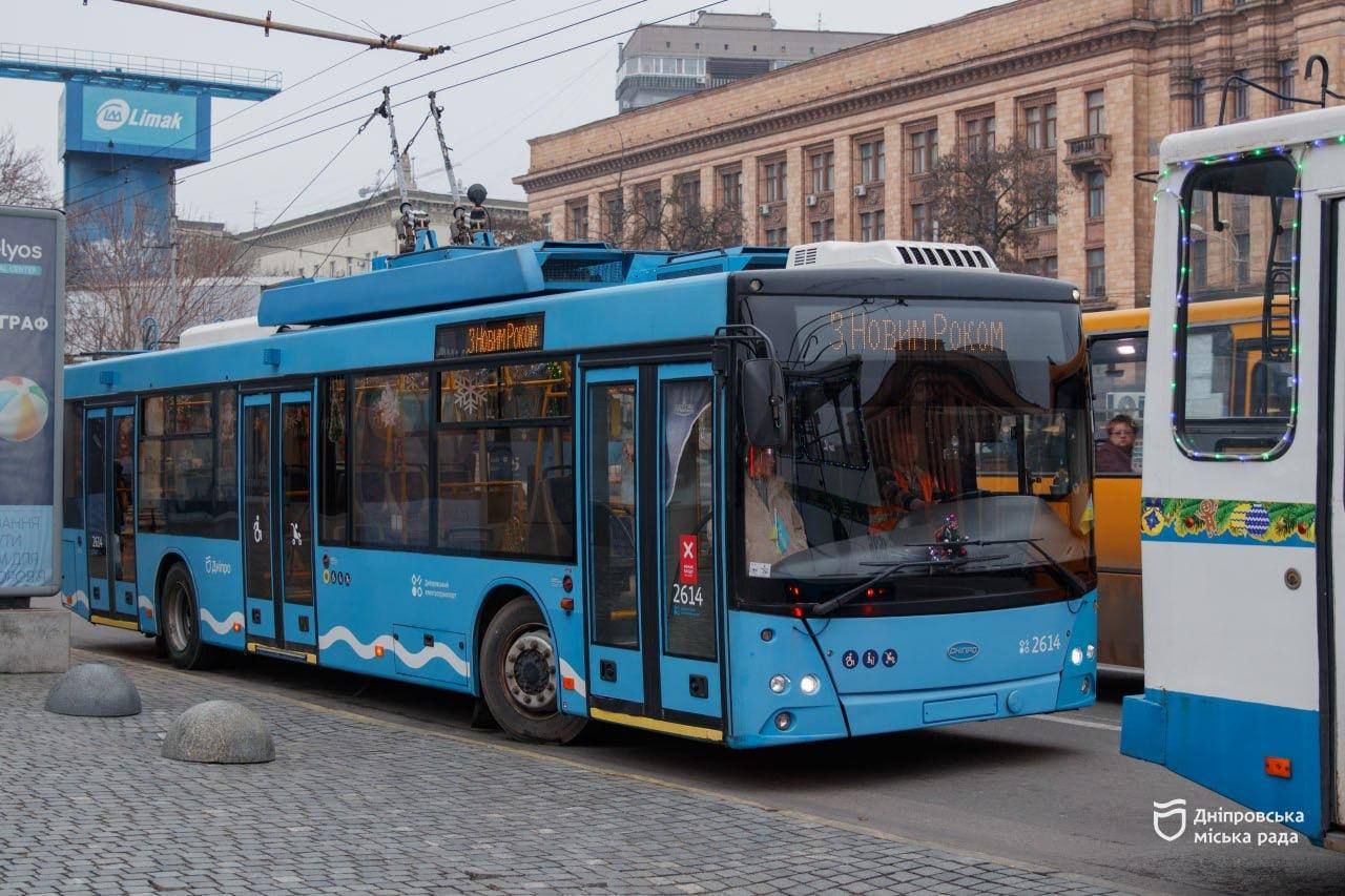 Тролейбус вітає з Новим Роком