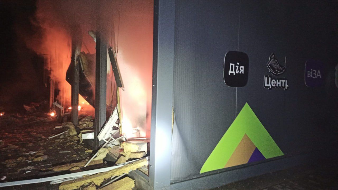 Появились фото разрушенного из-за атаки ЦНАПа в Кривом Роге
