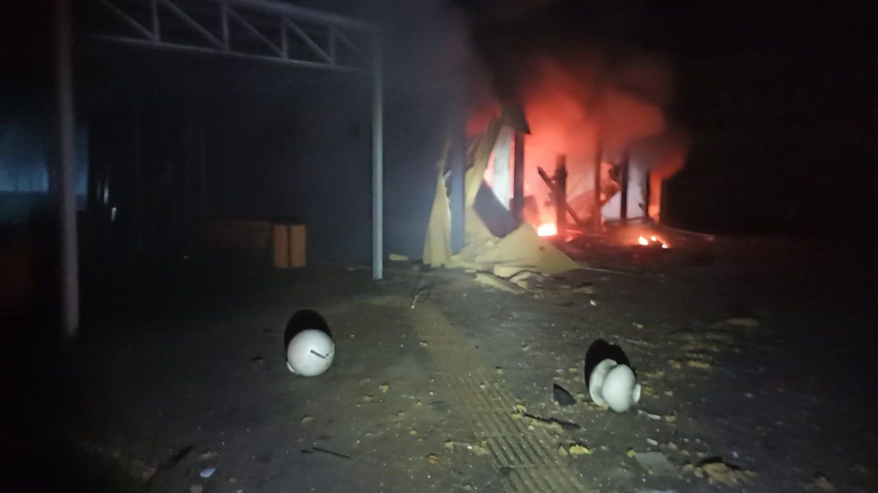 Появились фото разрушенного из-за атаки ЦНАПа в Кривом Роге