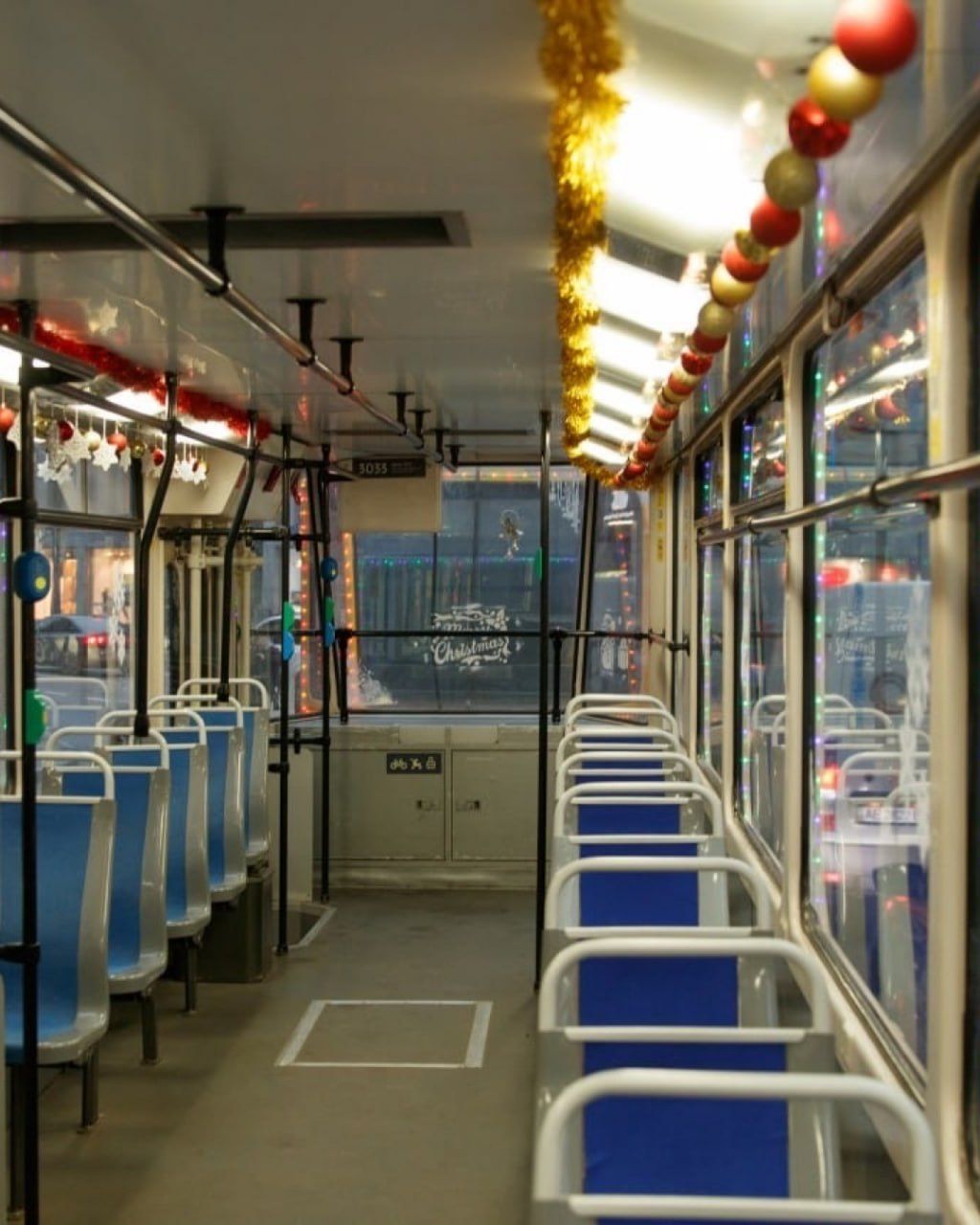 В Днепре ездят новогодние трамваи и троллейбусы: как выглядят