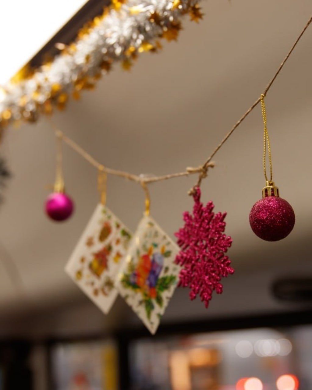 В Днепре ездят новогодние трамваи и троллейбусы: как выглядят