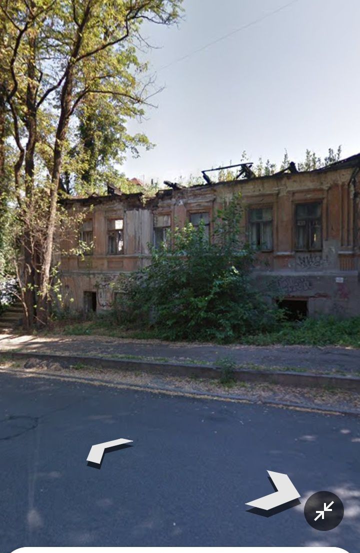 Таким будинок був у 2015, але зараз тут майже руїни