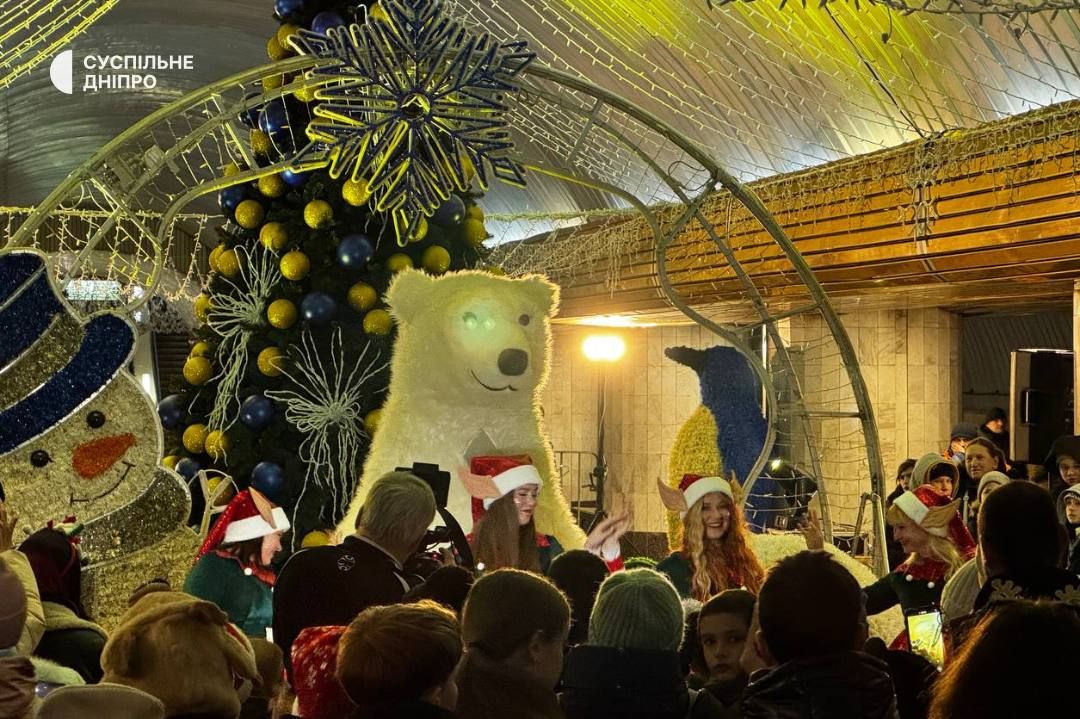 У елки установлены гигантские фигуры